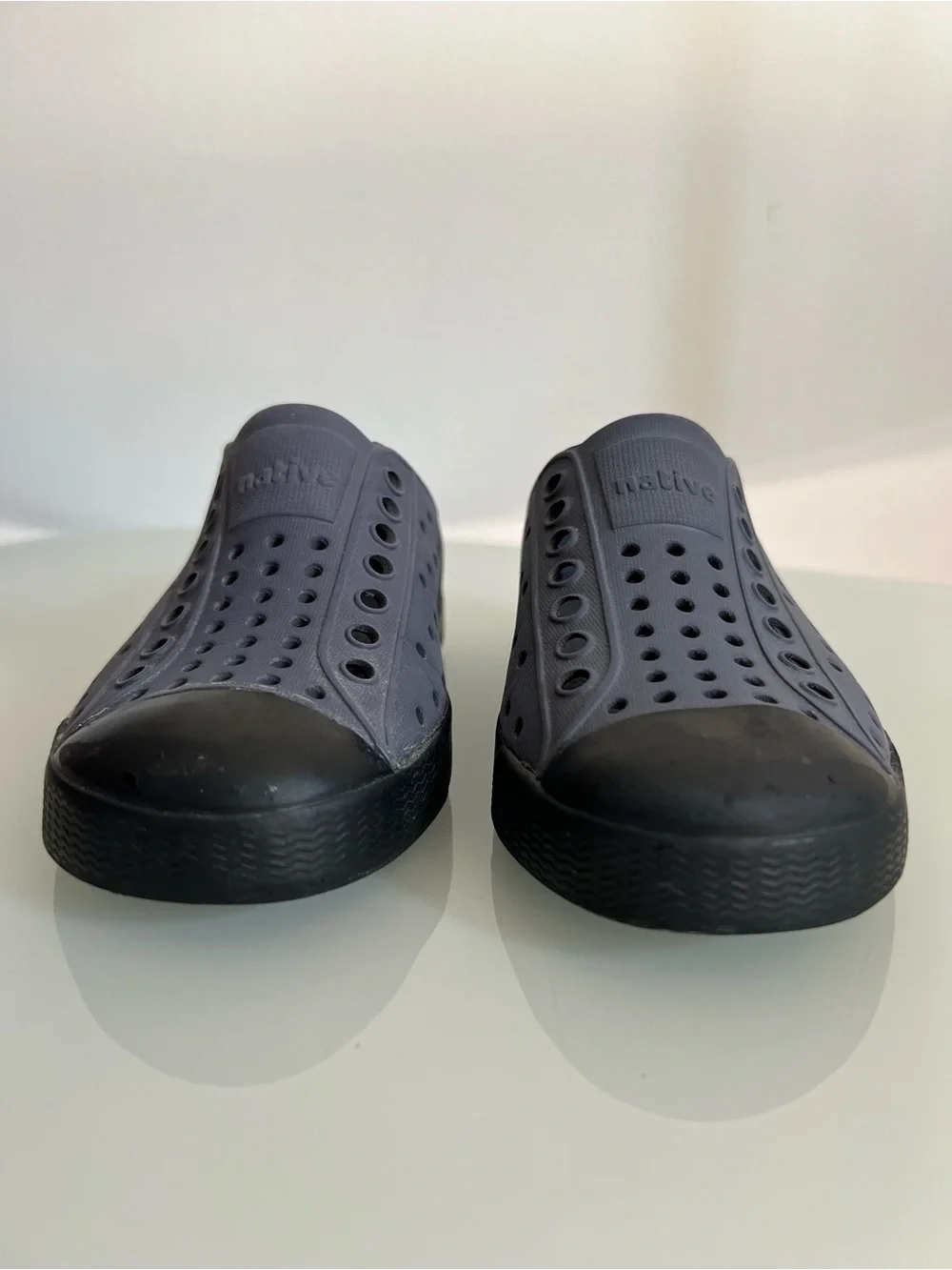 Native Jefferson Pewter Gray & Black Slip-Ons, 8c